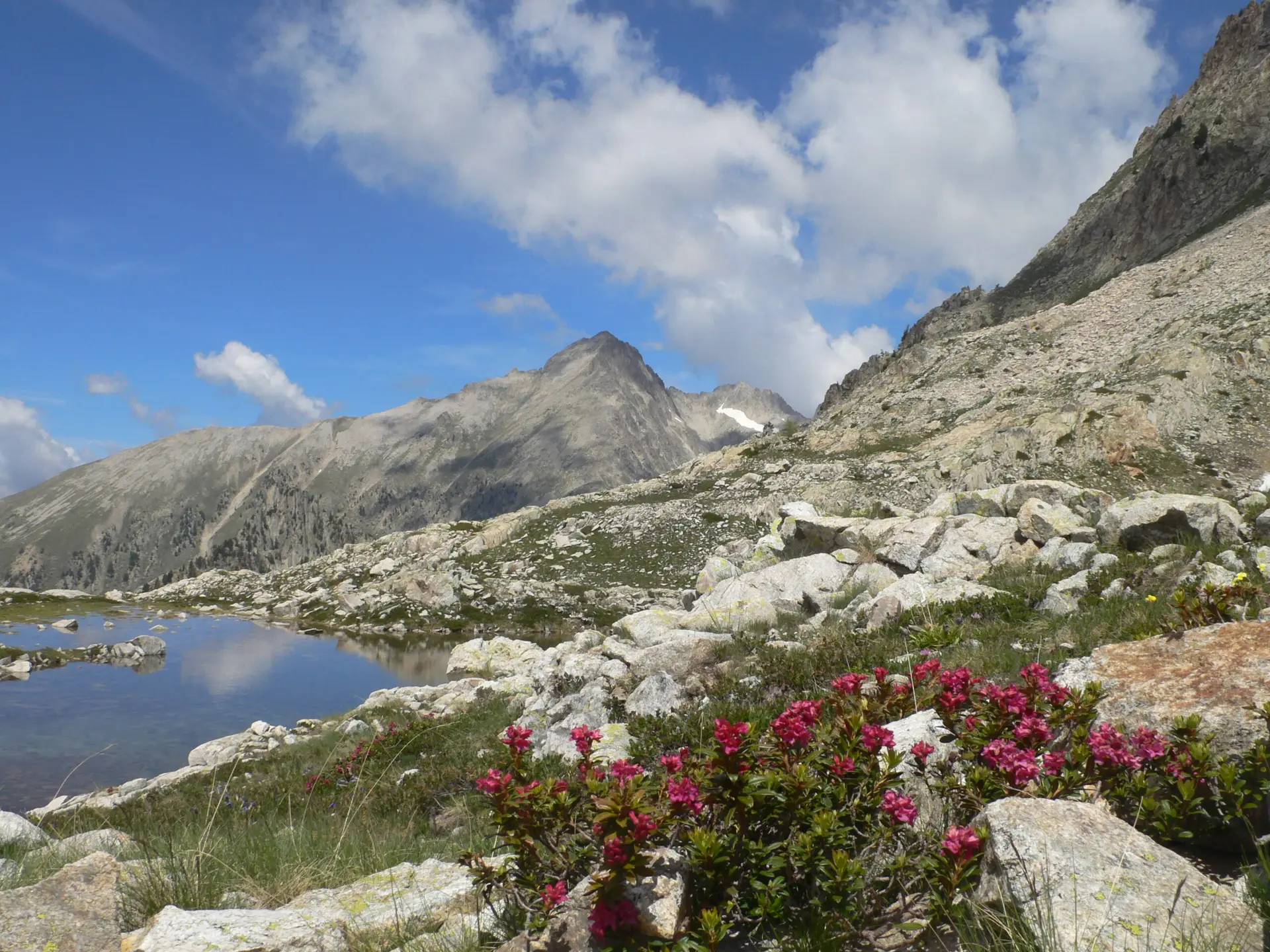Lac et reliefs rocheux sur le circuit Mercantour–Argentera