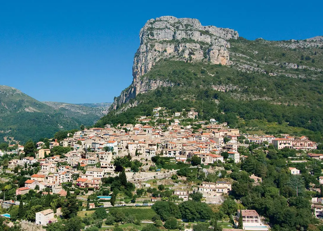 Randonneurs montant vers le Baou de Saint-Jeannet