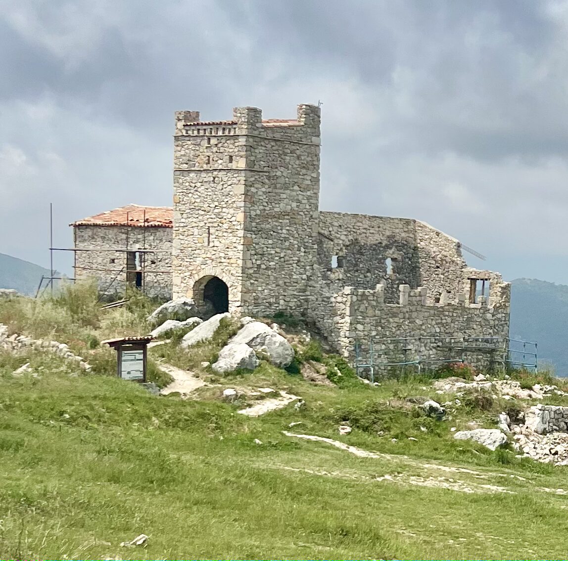 Crête du mont Macaron et ancien village médiéval de Castel Nuovo