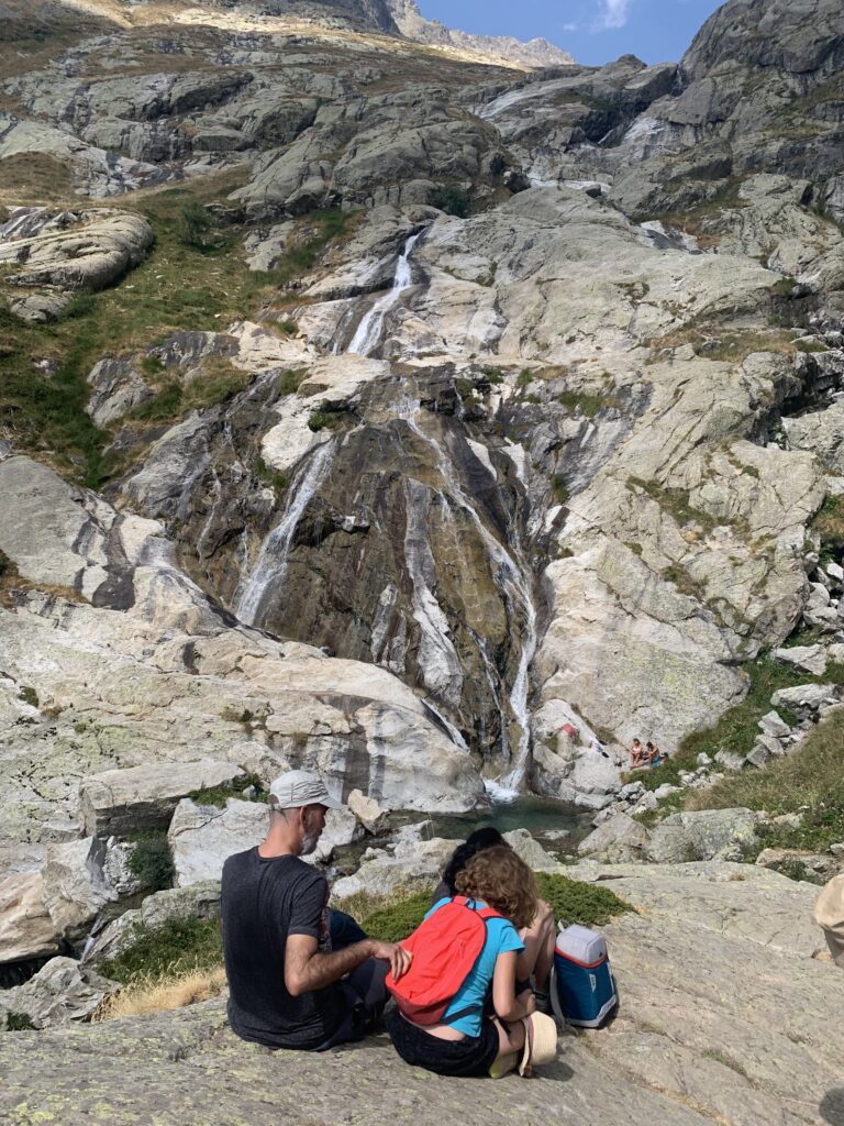 Famille en randonnée dans la vallée de la Gordolasque
