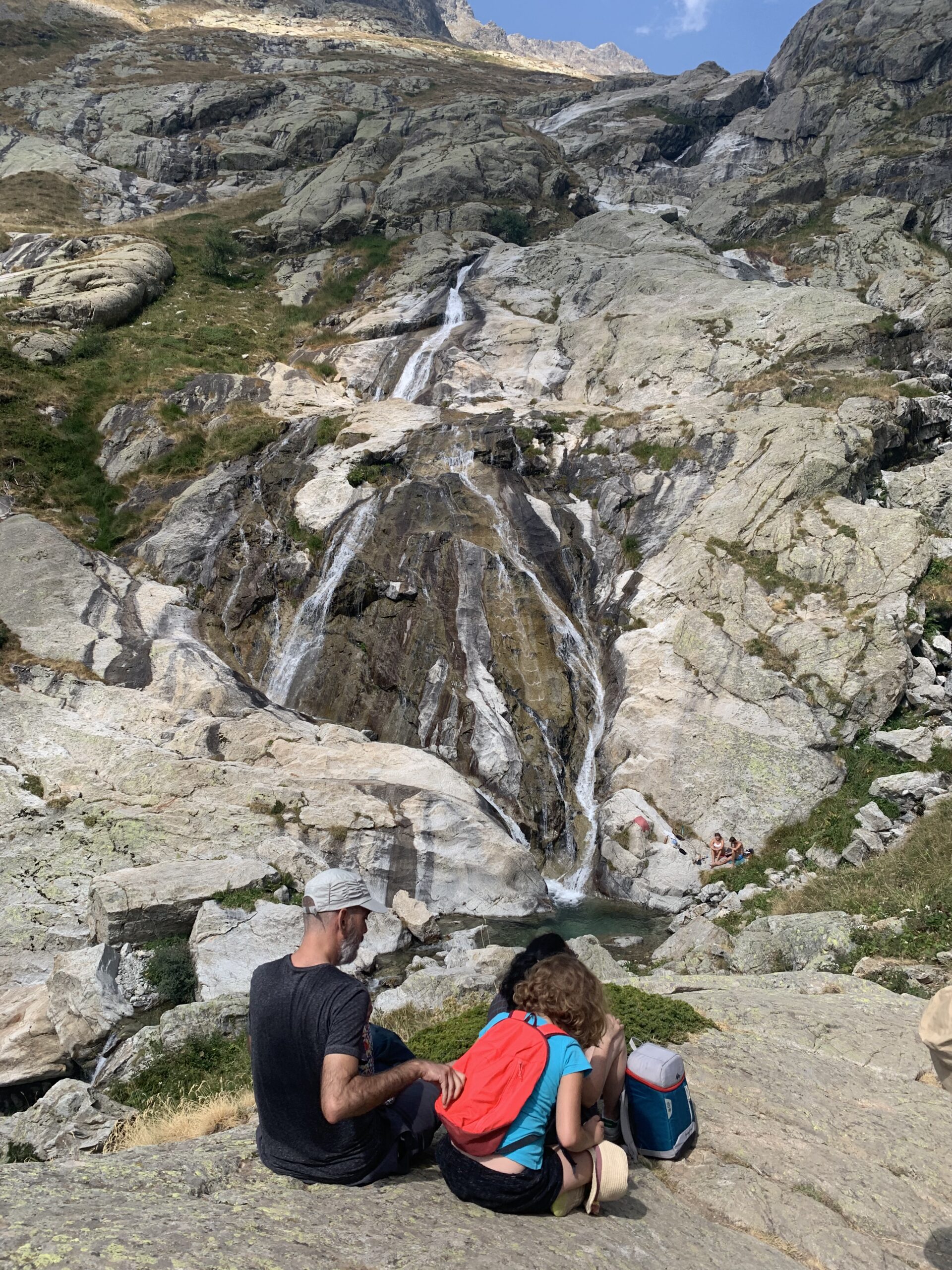 Enfant en randonnée familiale dans le Mercantour