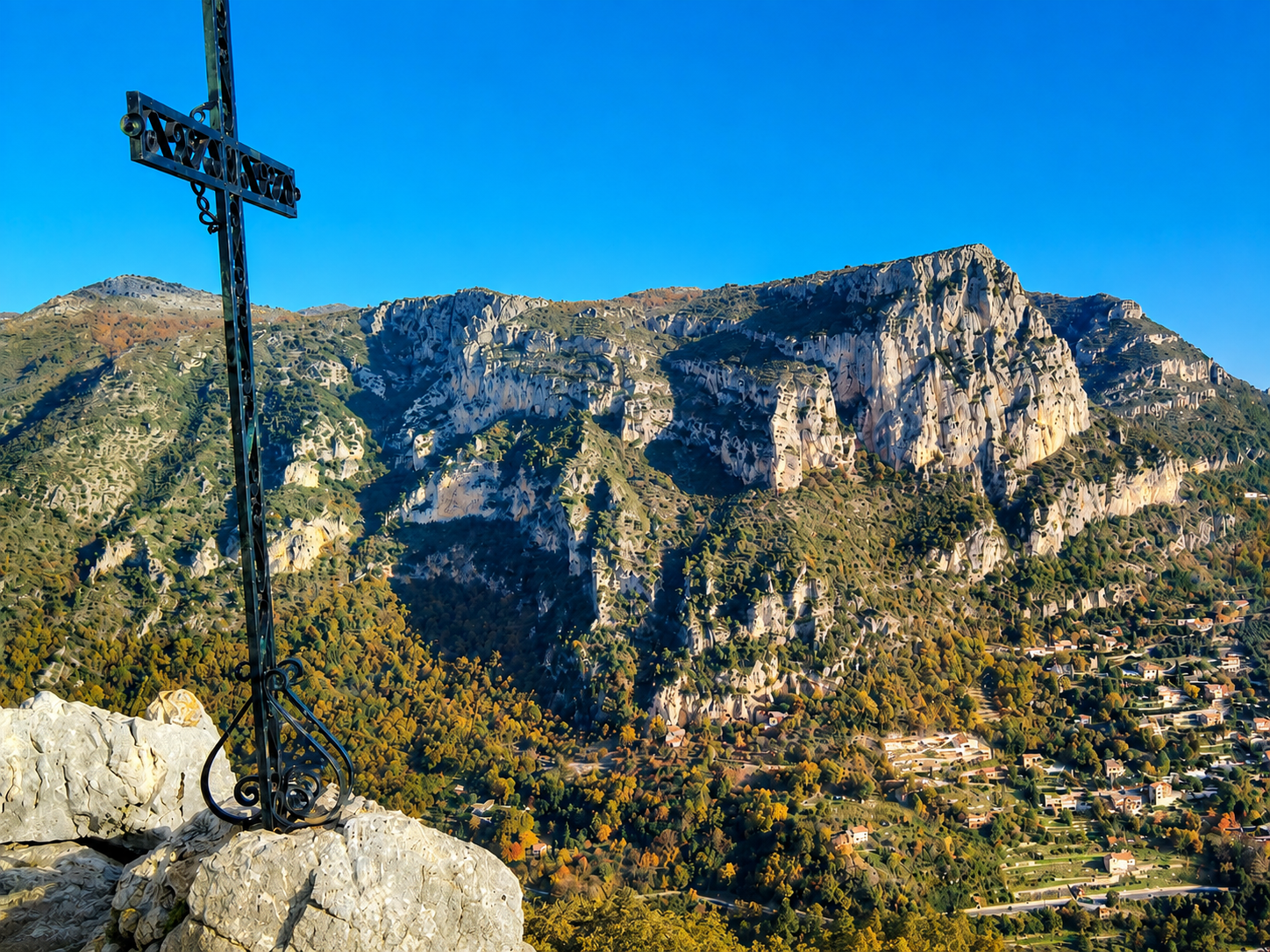 Croix sommitale et reliefs calcaires des Baous au-dessus de Vence