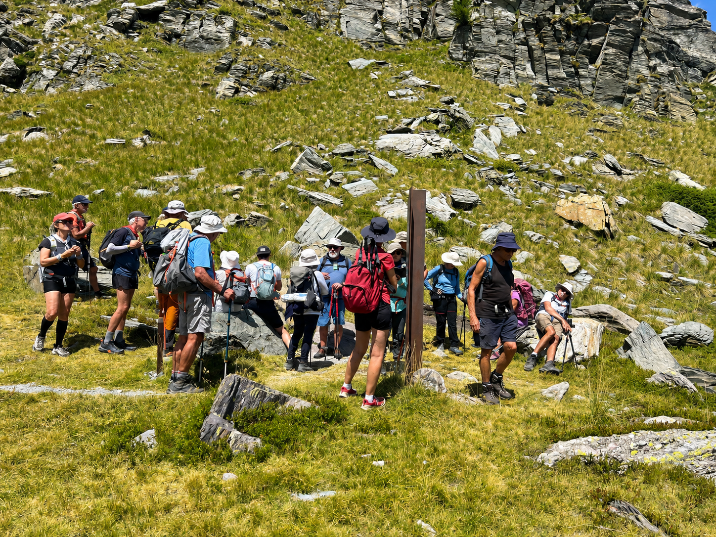 Guide accompagnant un petit groupe dans le Mercantour