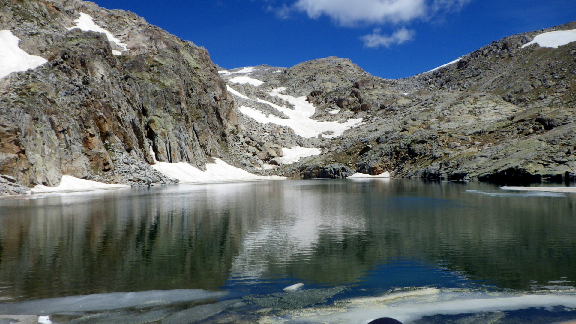 Lac glaciaire et sommets du Mercantour