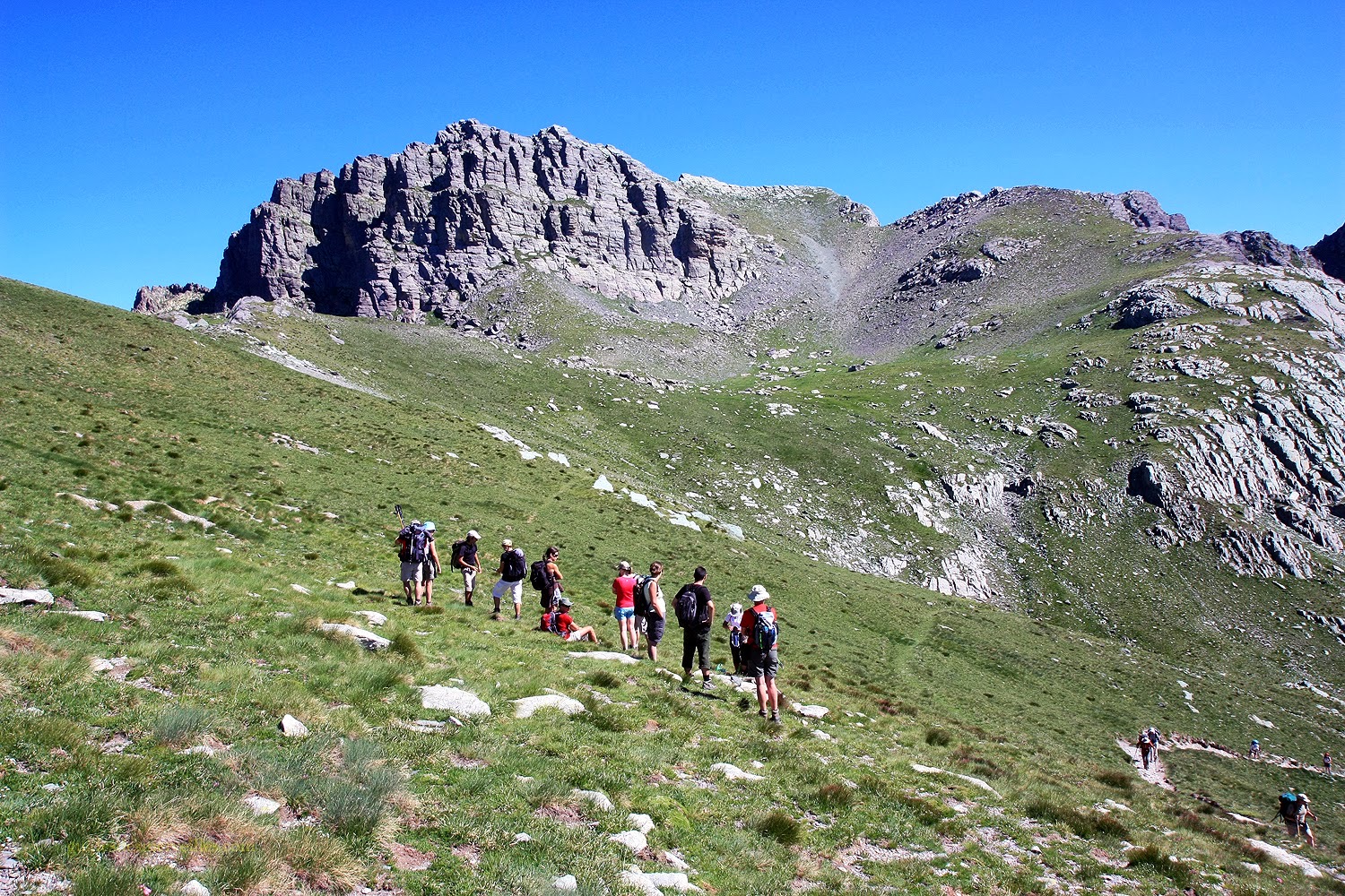 Guide accompagnant un groupe en montagne