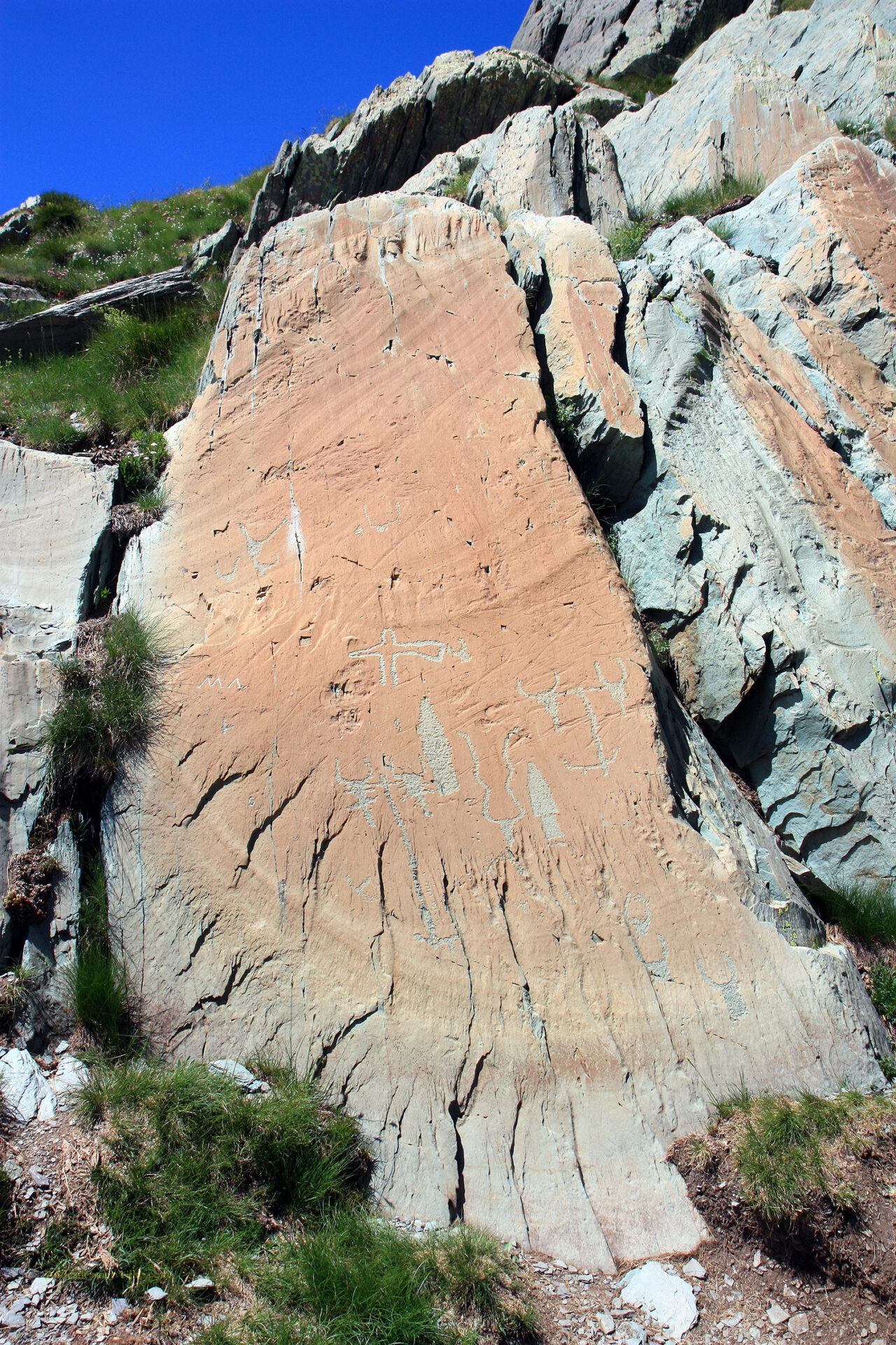 Figures gravées sur une roche de la Vallée des Merveilles