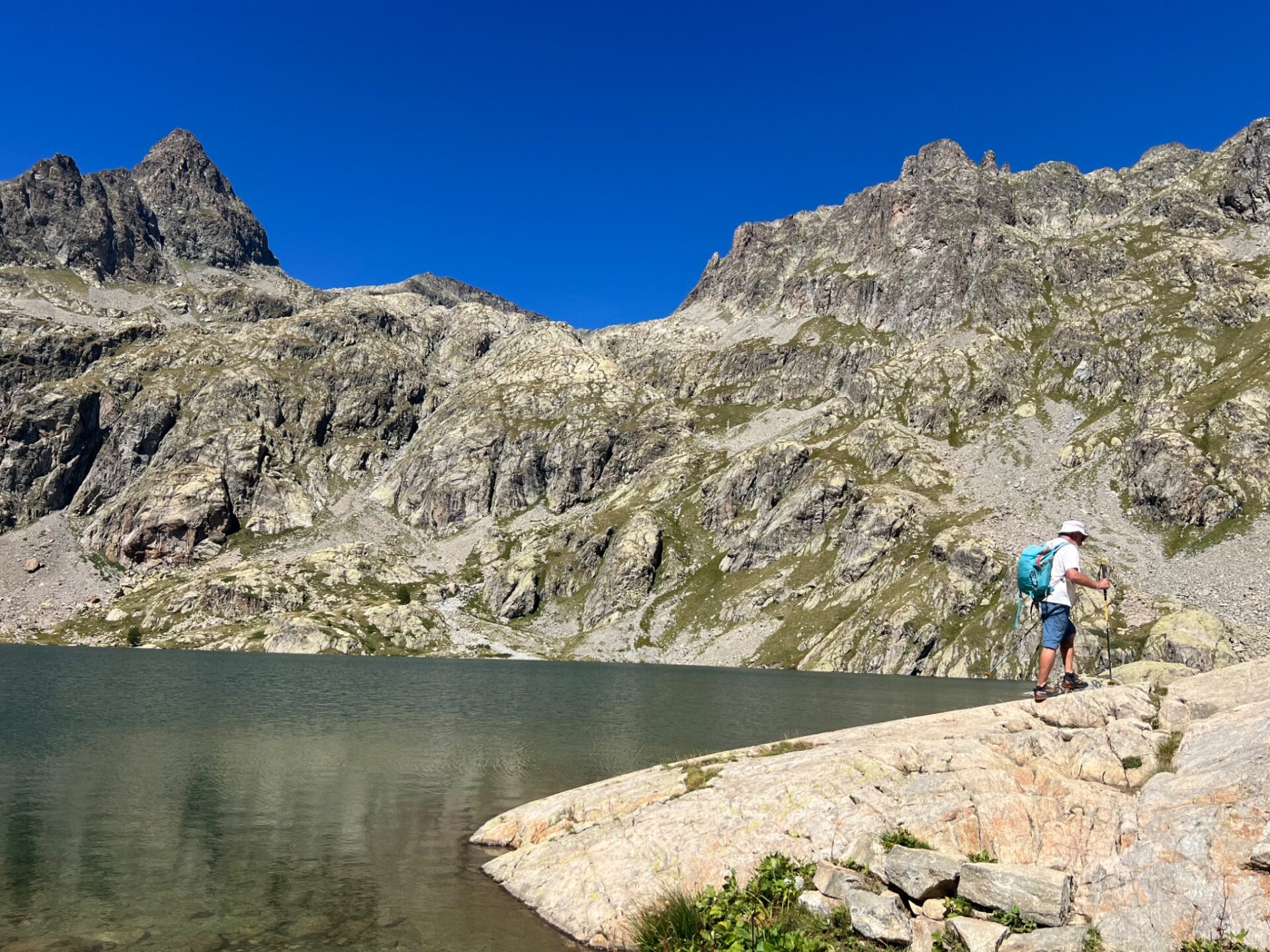 Randonneur au bord du lac dans la Valmasque