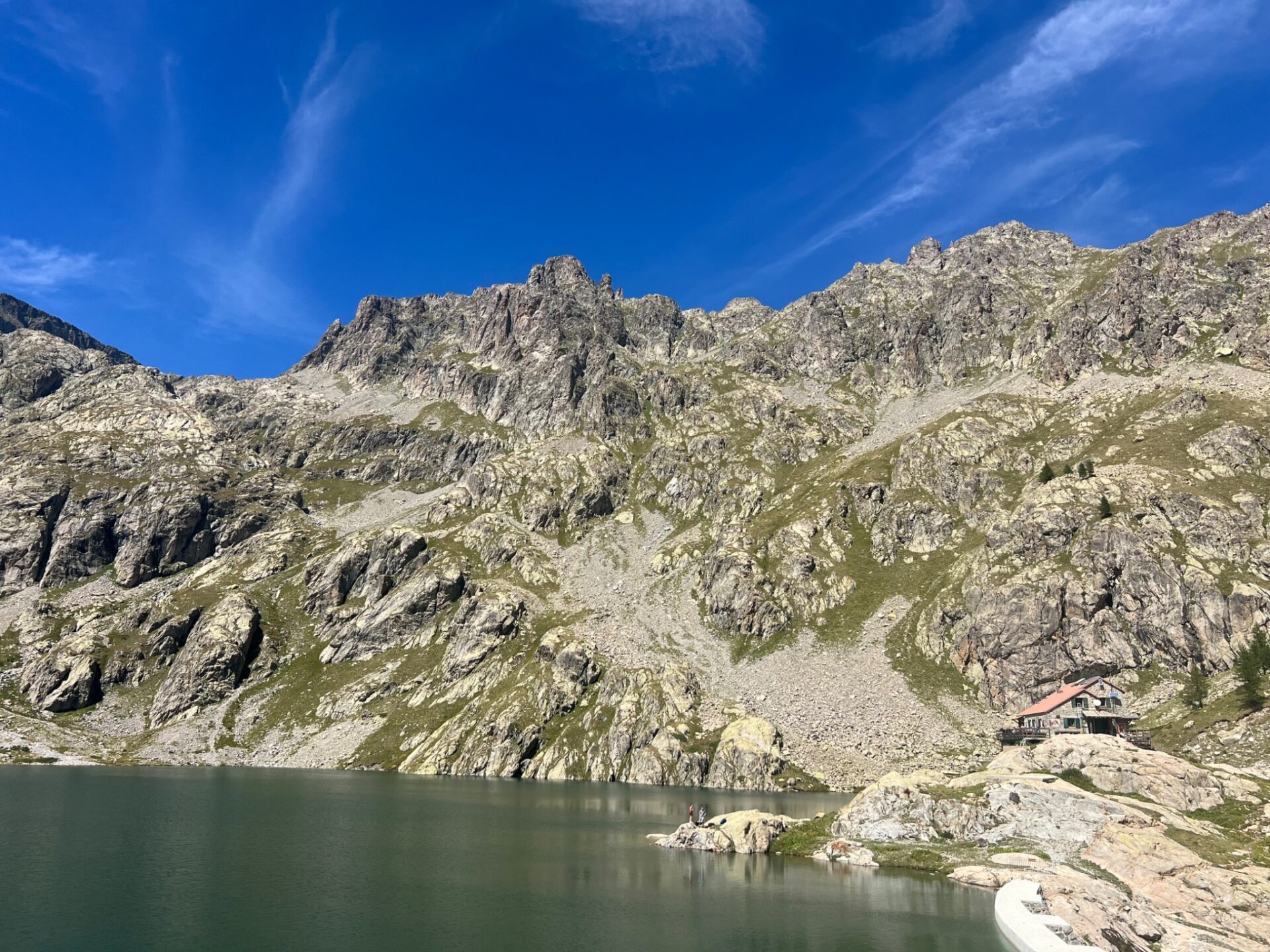 Lac et refuge de la Valmasque au pied des montagnes