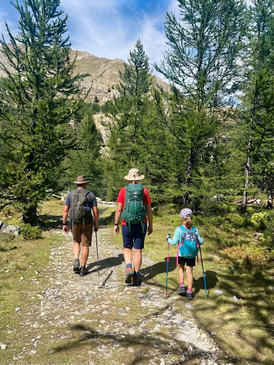 Randonnée en famille dans les mélèzes de la Valmasque