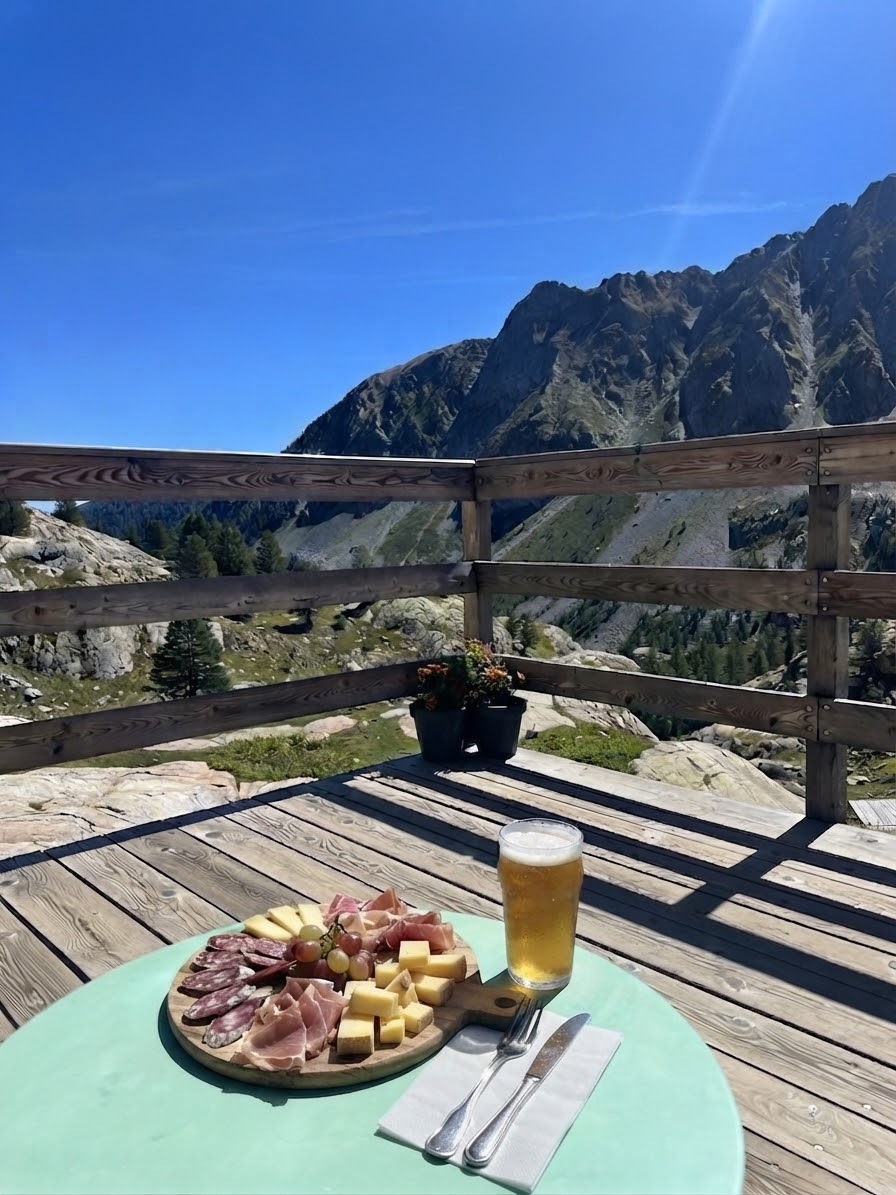 Pause sur la terrasse du refuge de la Valmasque